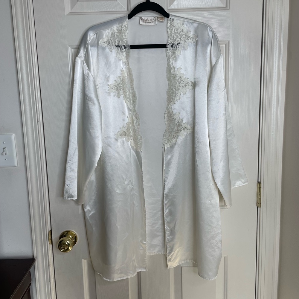 Victoria’s Secret vintage Gold label white lace satin robe | O/S